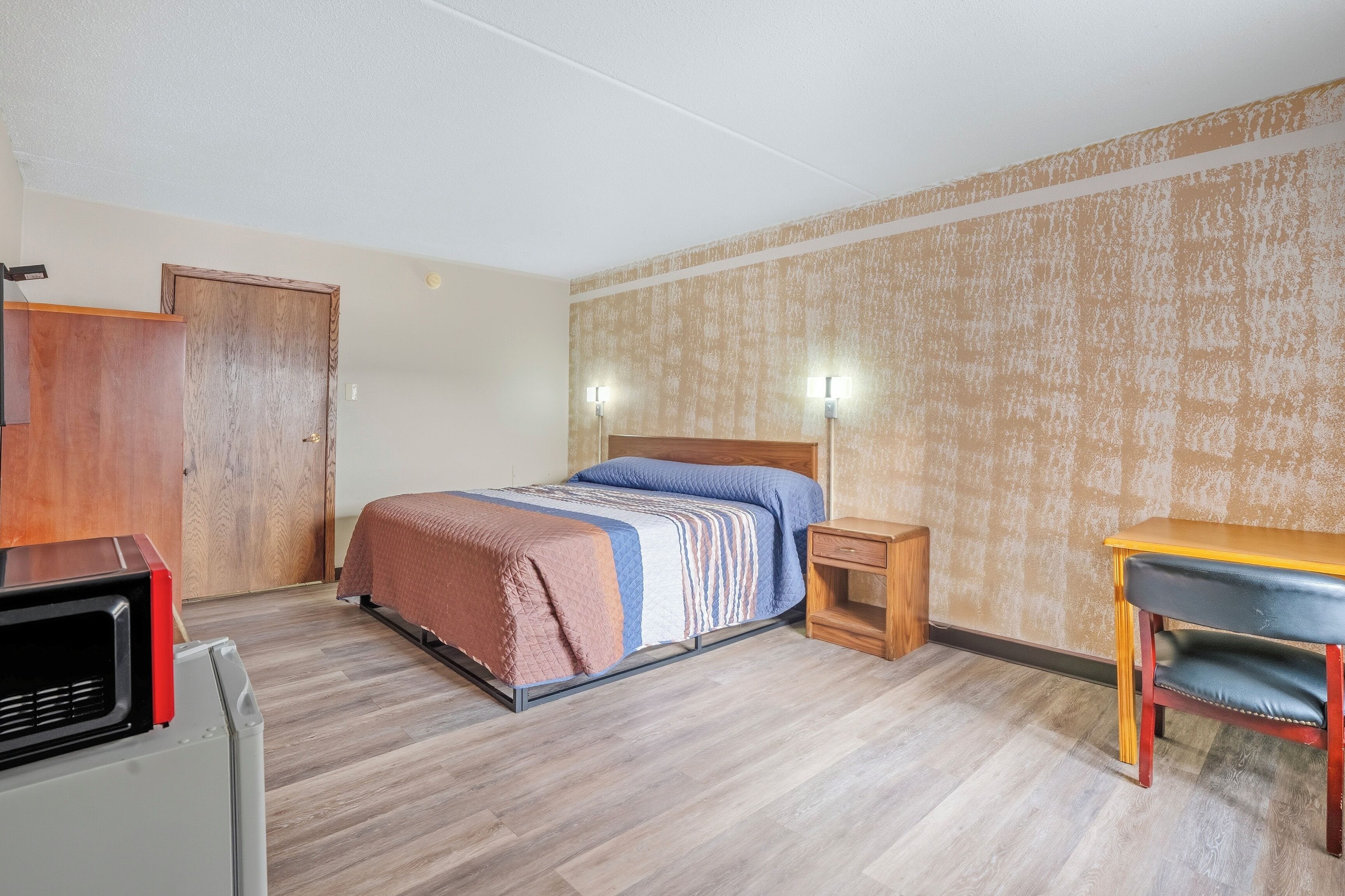 Room, 1 King Bed, Accessible | Desk, free WiFi, bed sheets, alarm clocks