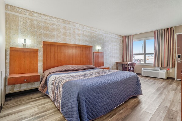 Huone, 1 suuri parisänky | Työpöytä, ilmainen Wi-Fi, vuodevaatteet, herätyskellot