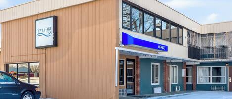 مواقف سيارات مجانية