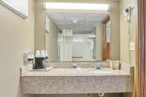Habitación, 2 camas Queen size, con acceso para personas discapacitadas | Baño | Amenidades de baño gratuitas y toallas 