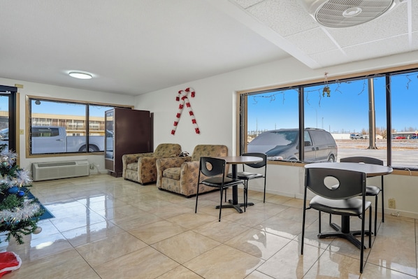 Lobby - Devils Lake Inn By OYO Near Devils Lake Regional Airport (Devils Lake)