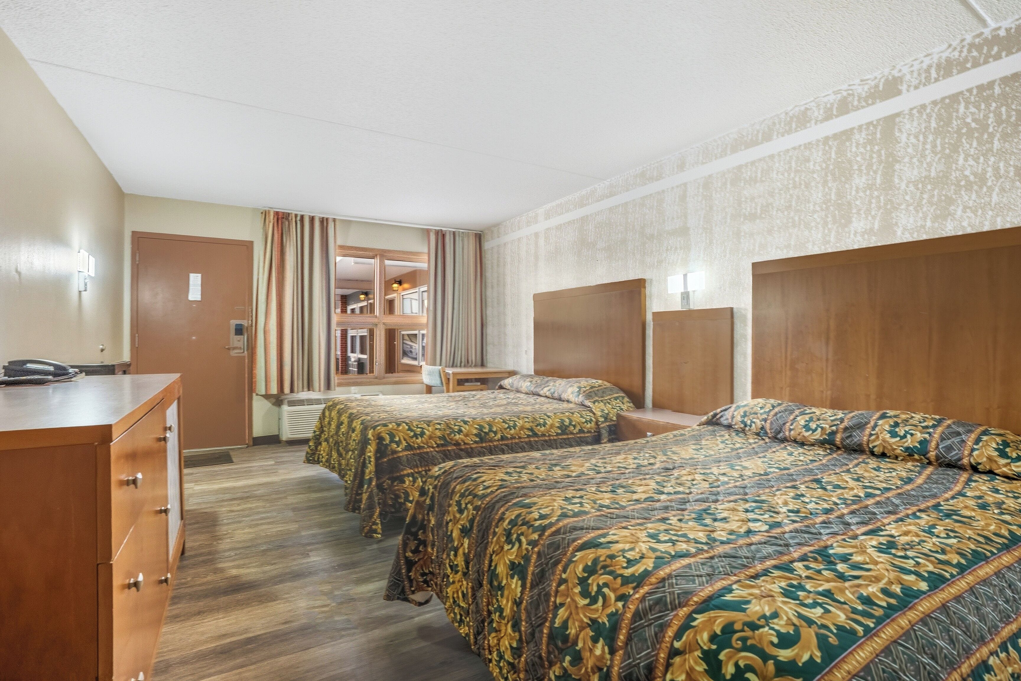 Phòng, 2 giường cỡ queen, phù hợp cho người khuyết tật | Bàn, truy cập Internet không dây miễn phí, bộ trải giường 