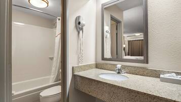 Designer toiletartikelen, een haardroger, handdoeken, zeep