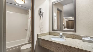 Un baño con ducha, inodoro y lavamanos.