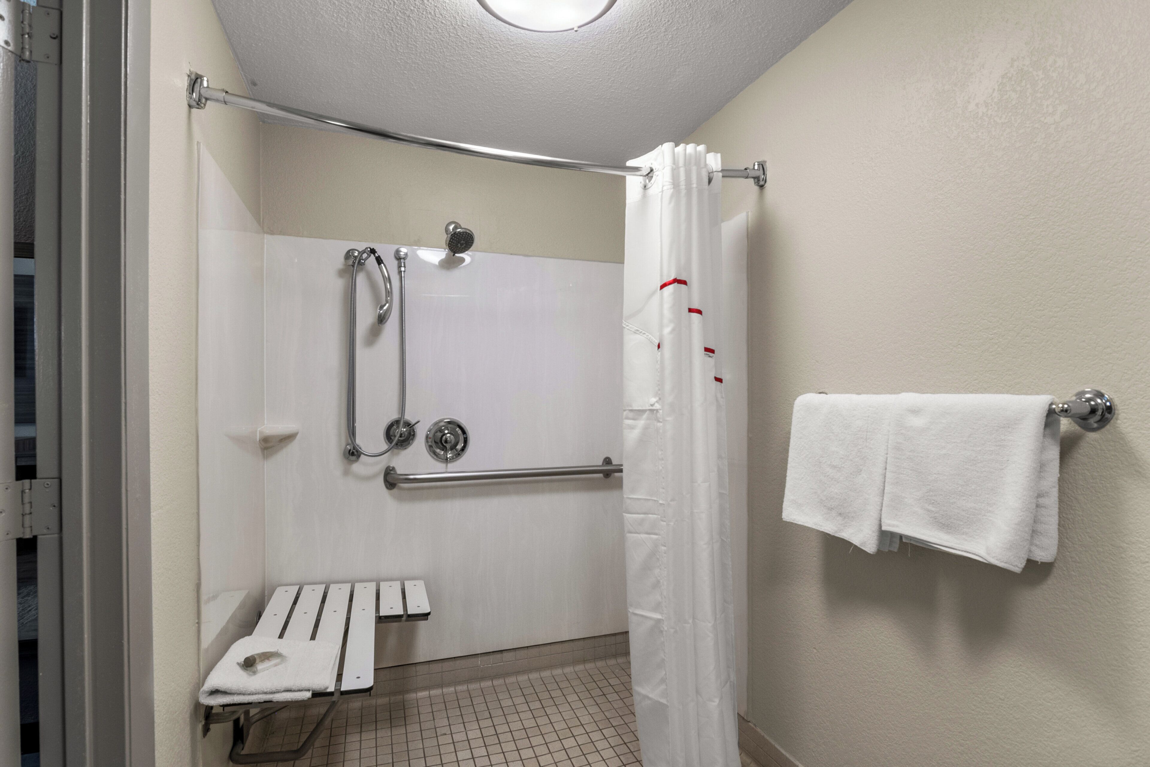 Habitación superior, 1 cama King size, con acceso para personas discapacitadas (Roll-In Shower) | Baño