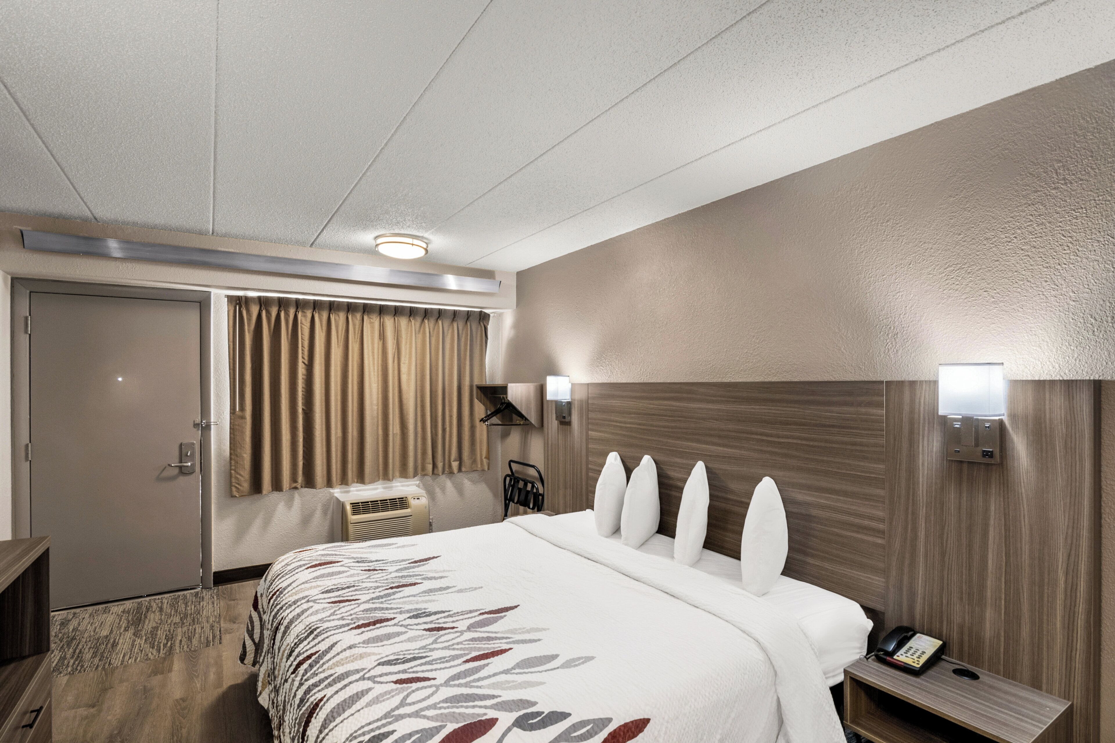 Superior Room, 1 King Bed, Accessible, Non Smoking (Roll-In Shower) | 1 bedroom, desk, laptop workspace, cribs (free)