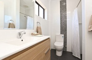 Suihku, ympäristöystävälliset hygieniatuotteet, hiustenkuivaaja