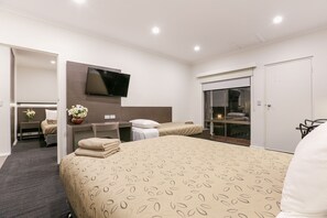 Quarto luxo (Queen & Single) | Individualmente decorados, escrivaninha
