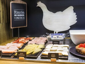 Päivittäinen buffetaamiainen (10.5 EUR per henkilö)
