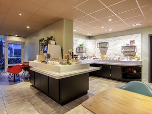 Desayuno buffet (EUR 10.5 por persona)