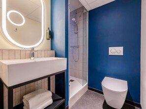 高档床上用品、办公桌、笔记本电脑工作区、遮光窗帘