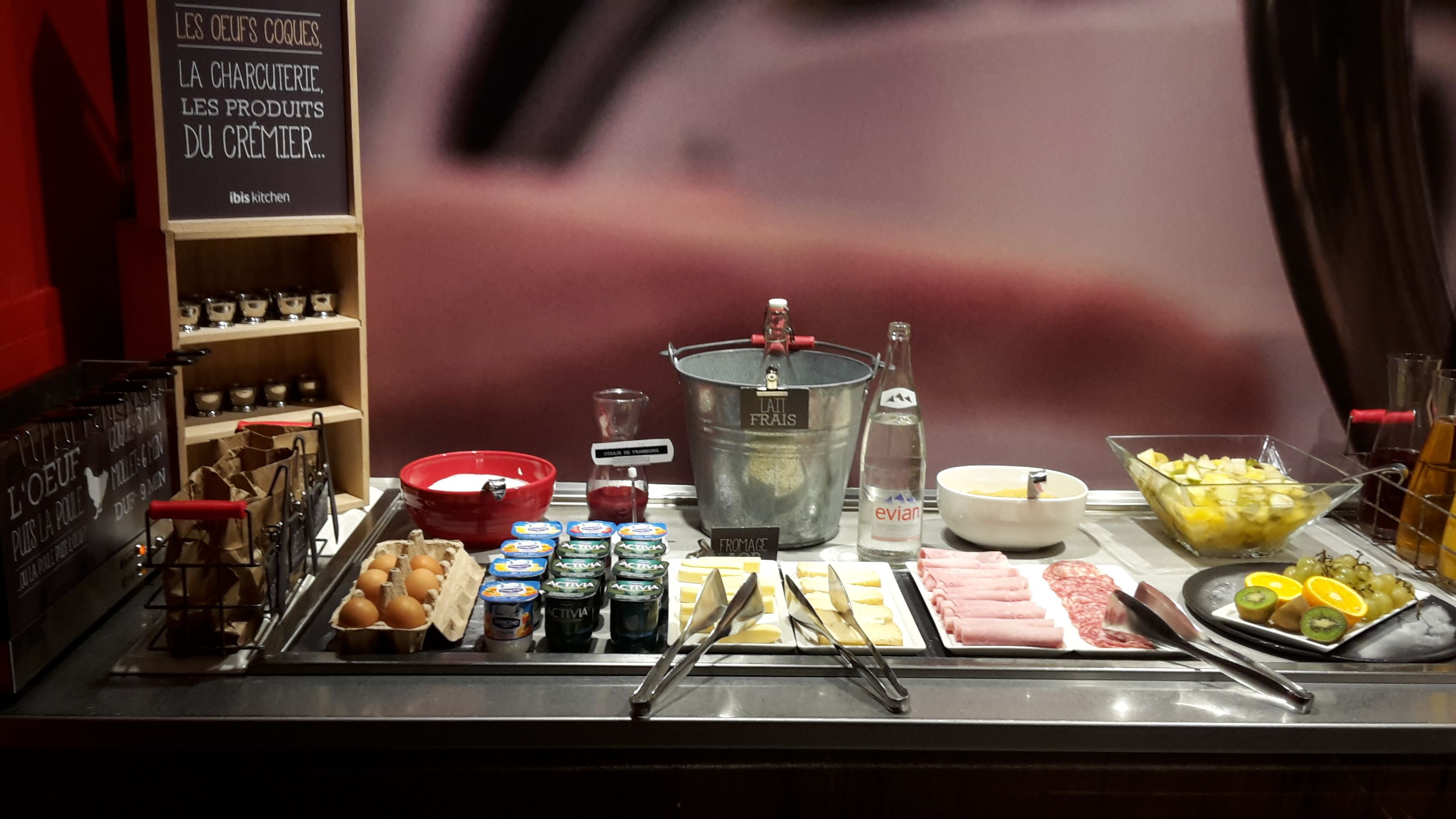 Un buffet proposant une variété de plats et d'accompagnements.