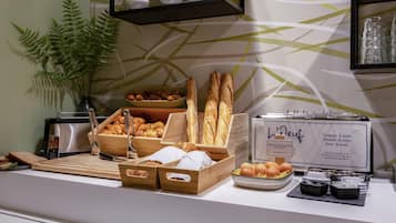 Tägliches Frühstücksbuffet (10.5 EUR pro Person)