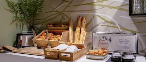 TĂ€gliches FrĂŒhstĂŒcksbuffet (10.5 EUR pro Person)