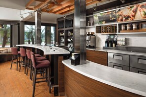 Petit déjeuner et dîner servis sur place, spécialités Cuisine américaine