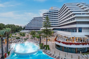 2 piscinas al aire libre, sombrillas, sillones reclinables de piscina