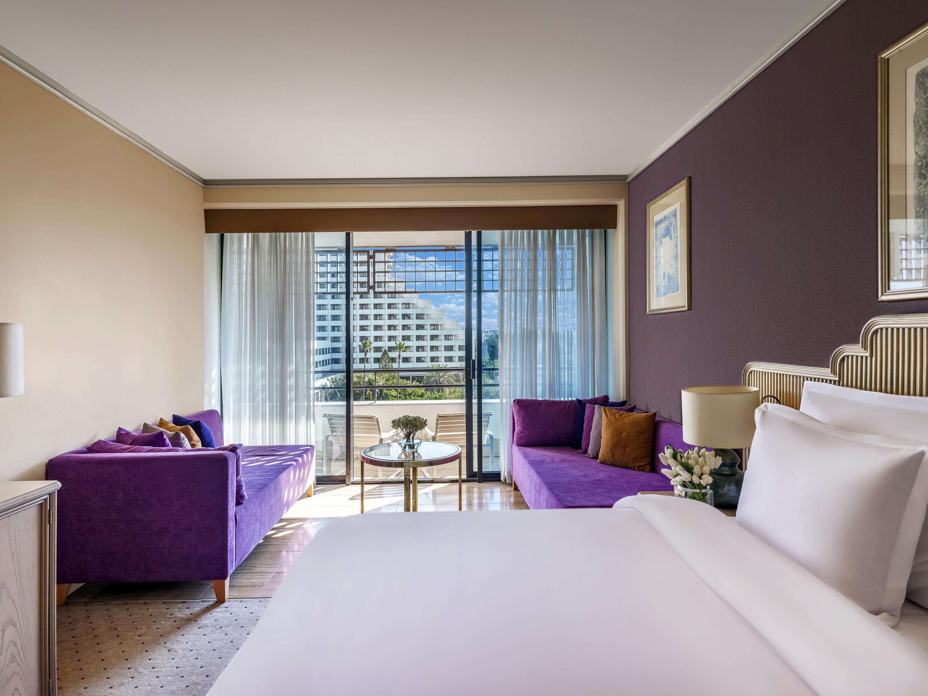 Comfort Double Room with Two Sofas, Sea View | Ylelliset vuodevaatteet, minibaari, tallelokero huoneessa