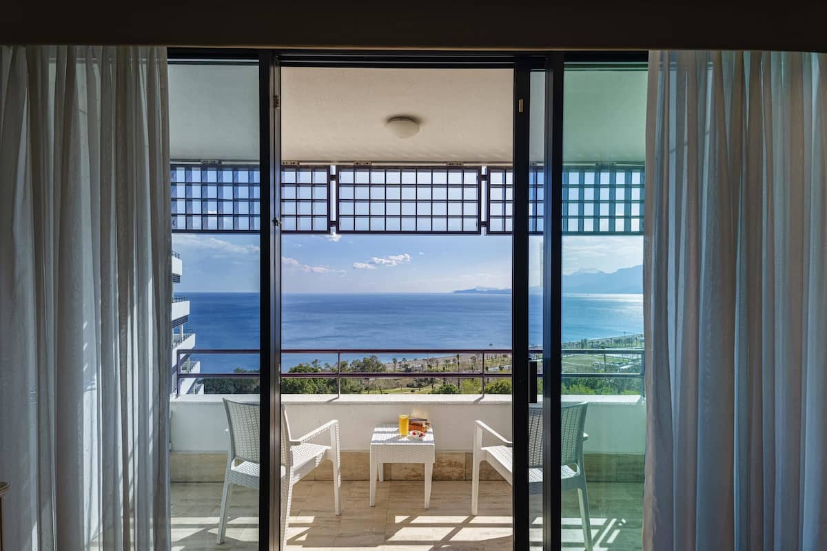 Premium bedding, minibar, in-room safe, blackout drapes