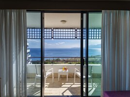 高档床上用品、迷你吧、客房内保险箱、遮光窗帘