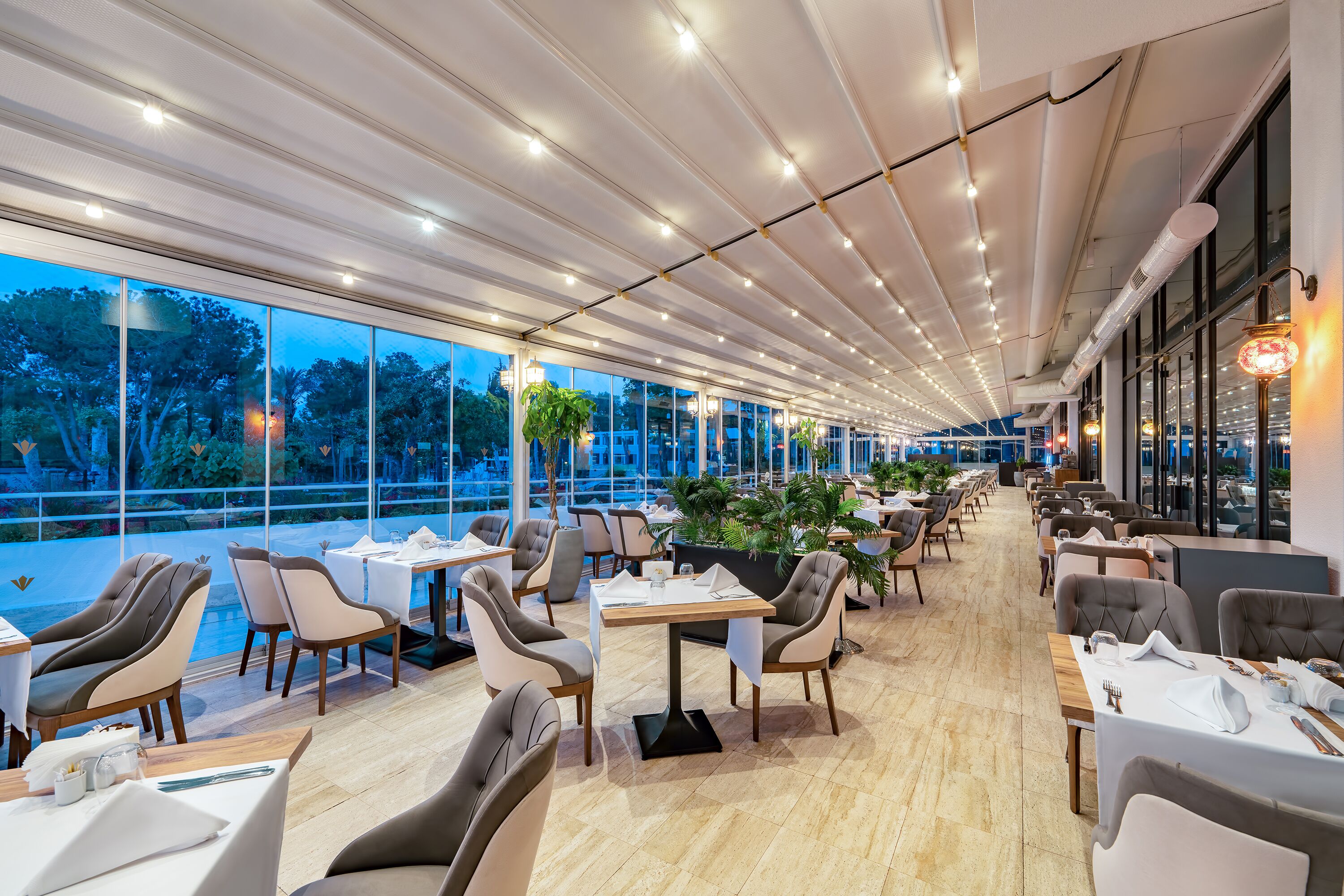 6 restaurants; breakfast, lunch, and dinner served