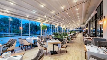 6 restaurants; breakfast, lunch, and dinner served
