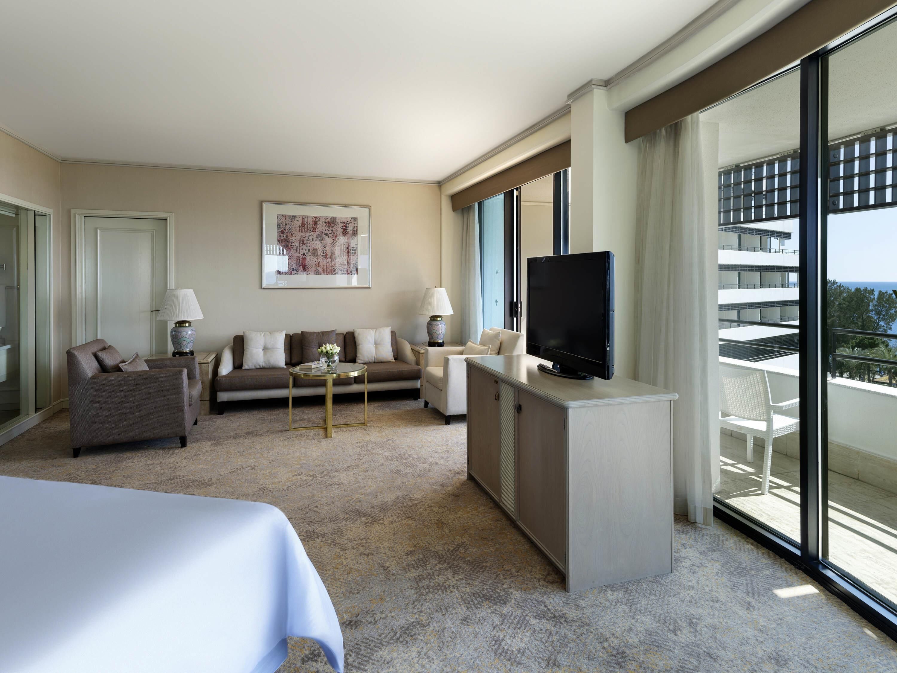 Junior Suite, 1 King Bed, Sea View | Premium bedding, minibar, in-room safe, blackout drapes
