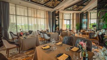 6 restaurants; breakfast, lunch, and dinner served