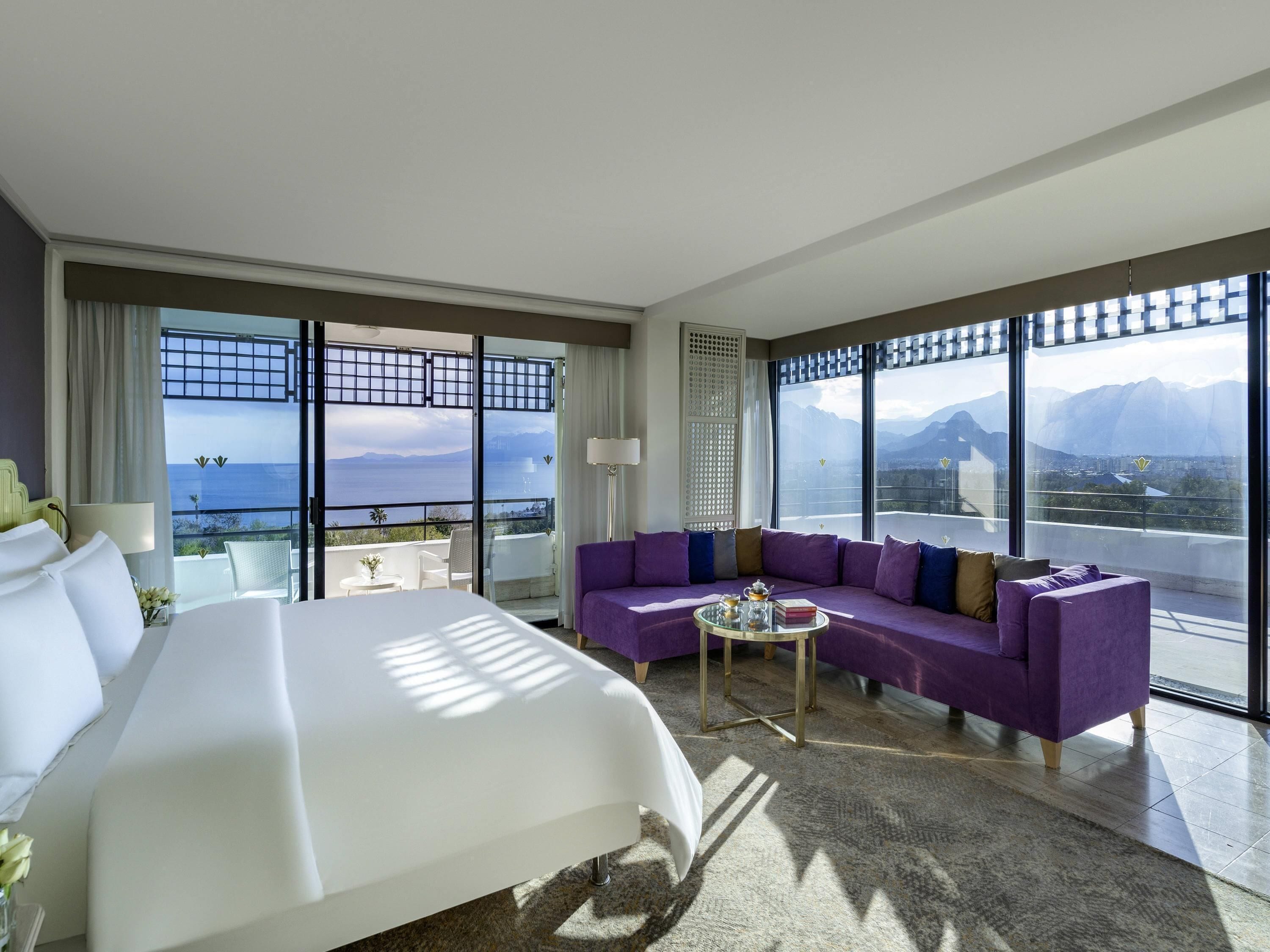 Deluxe Terrace Suite, Sea View, King Bed, Two Sofas | Ylelliset vuodevaatteet, minibaari, tallelokero huoneessa