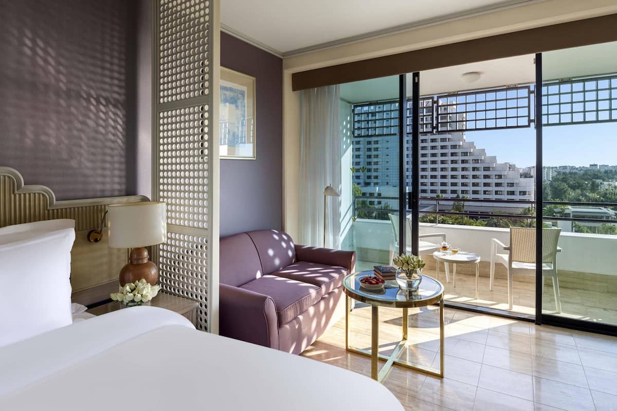 1 bedroom, premium bedding, minibar, in-room safe
