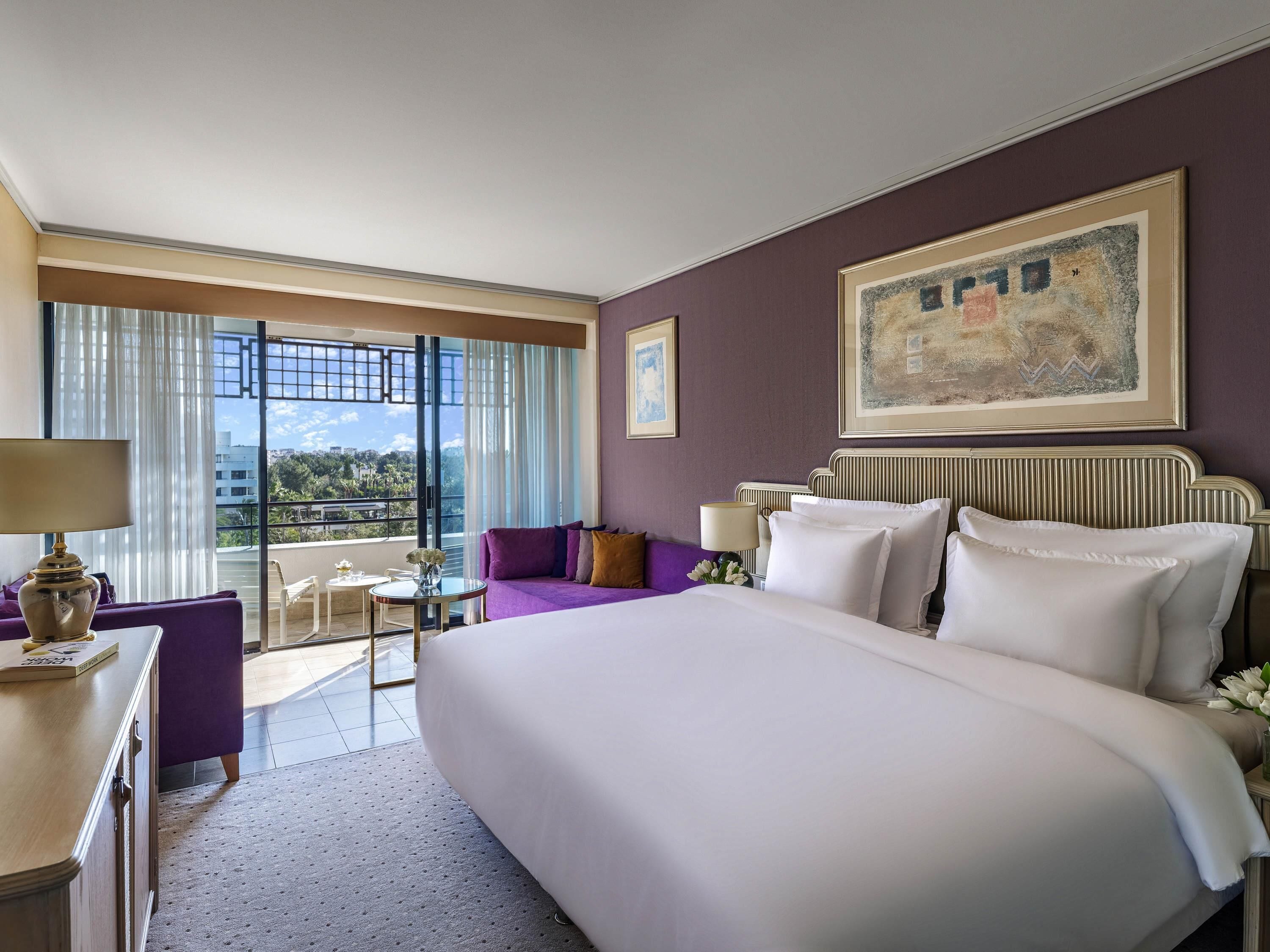 高档床上用品、迷你吧、客房内保险箱、遮光窗帘