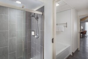 套房, 1 间卧室 (Wet Bar) | 浴室 | 淋浴/盆浴组合、免费洗浴用品、吹风机、毛巾