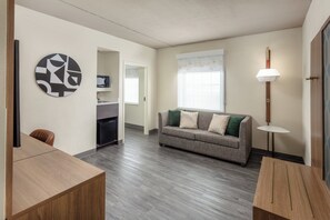 Suite, 1 habitación | Ropa de cama de alta calidad, escritorio, tabla de planchar con plancha
