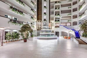 Lobby - Holiday Inn Hotel & Suites Springfield - I-44 by IHG (Springfield)