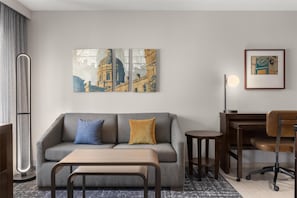 Sengetøy av topp kvalitet, dundyner, safe på rommet og skrivebord