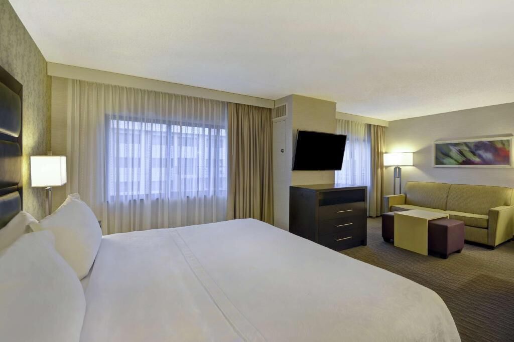 เครื่องนอนระดับพรีเมียม, ผ้านวมขนเป็ด, ตู้นิรภัยในห้องพัก, โต๊ะทำงาน