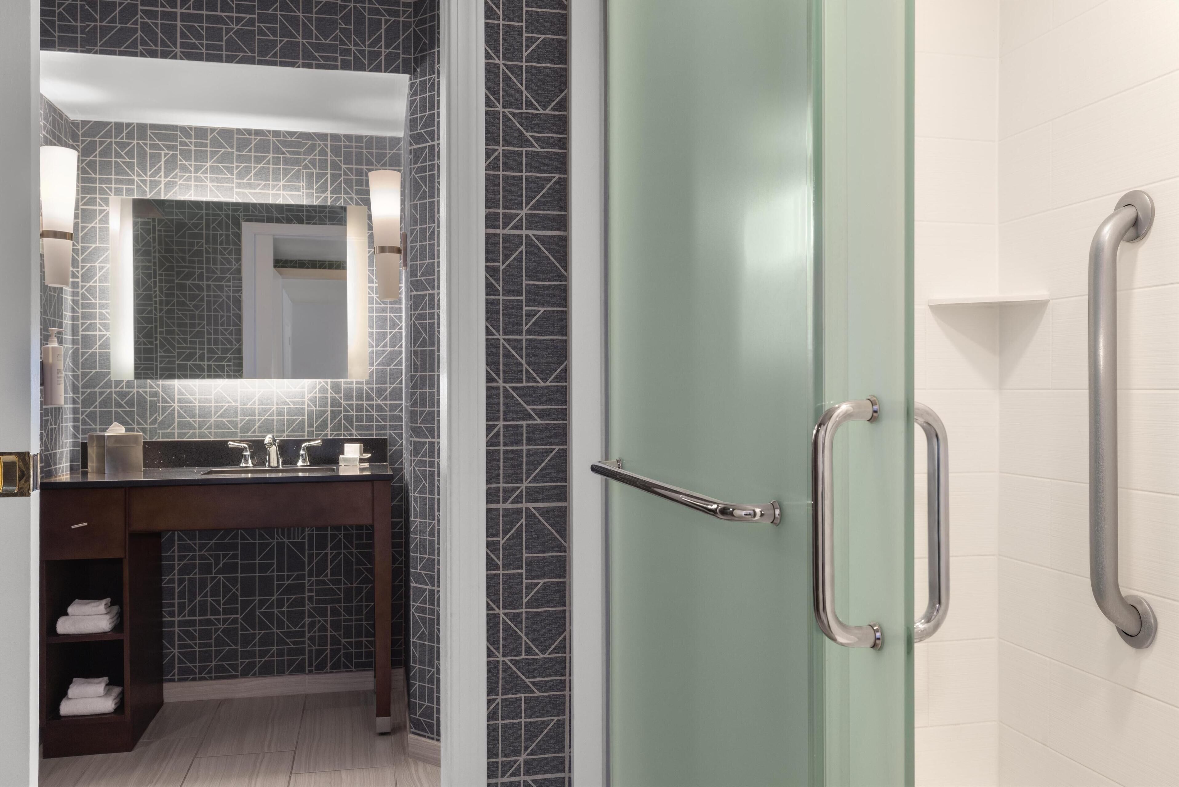 king, presidential suite, 1 bedroom, non smoking | bathroom | combined shower/bathtub, designer toiletries, hair dryer, towels