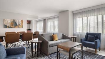 King, Suite, 1 Bedroom, Non Smoking, Balcony | Living area