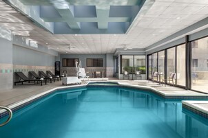 室内游泳池，季节性开放的室外游泳池