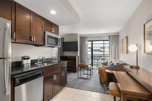 Full-size fridge, microwave, dishwasher, coffee/tea maker