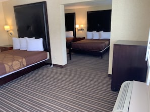 套房, 非吸煙房 (3 Queen) | 1 間臥室、書桌、熨斗/熨衣板、免費無線上網