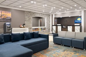 Lobby - Days Hotel by Wyndham Williamsburg I-64 (Williamsburg)