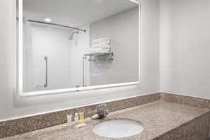 Combined shower/bathtub, towels - Days Hotel by Wyndham Williamsburg I-64 (Williamsburg)