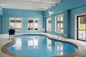 Indoor pool - Days Hotel by Wyndham Williamsburg I-64 (Williamsburg)