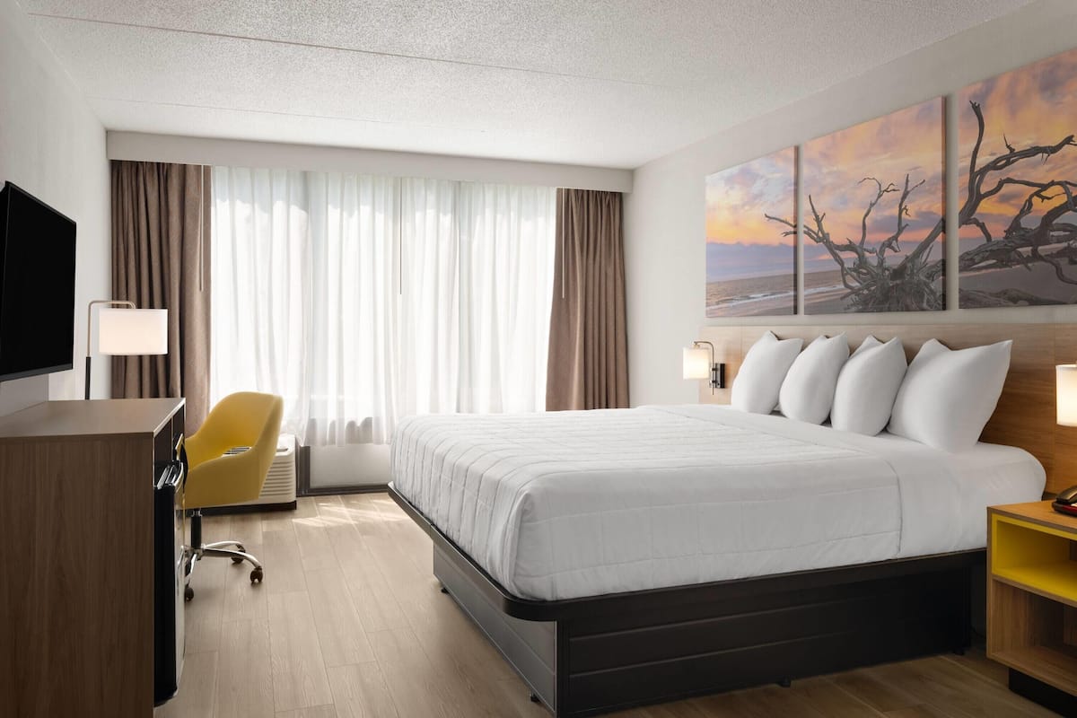 Room, 1 King Bed, Non Smoking | In-room safe, desk, laptop workspace, blackout drapes