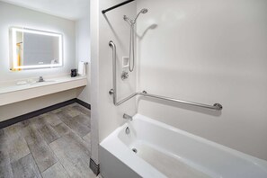 Room, 1 King Bed, Non Smoking, Bathtub (Mobility/Hearing Accessible) | Accessible bathroom - La Quinta Inn by Wyndham Laredo I-35 (Laredo)