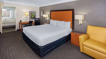 Colchones con acolchado adicional, escritorio, cortinas opacas