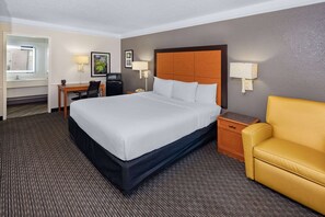 Pillowtop beds, desk, blackout drapes, iron/ironing board - La Quinta Inn by Wyndham Laredo I-35 (Laredo)