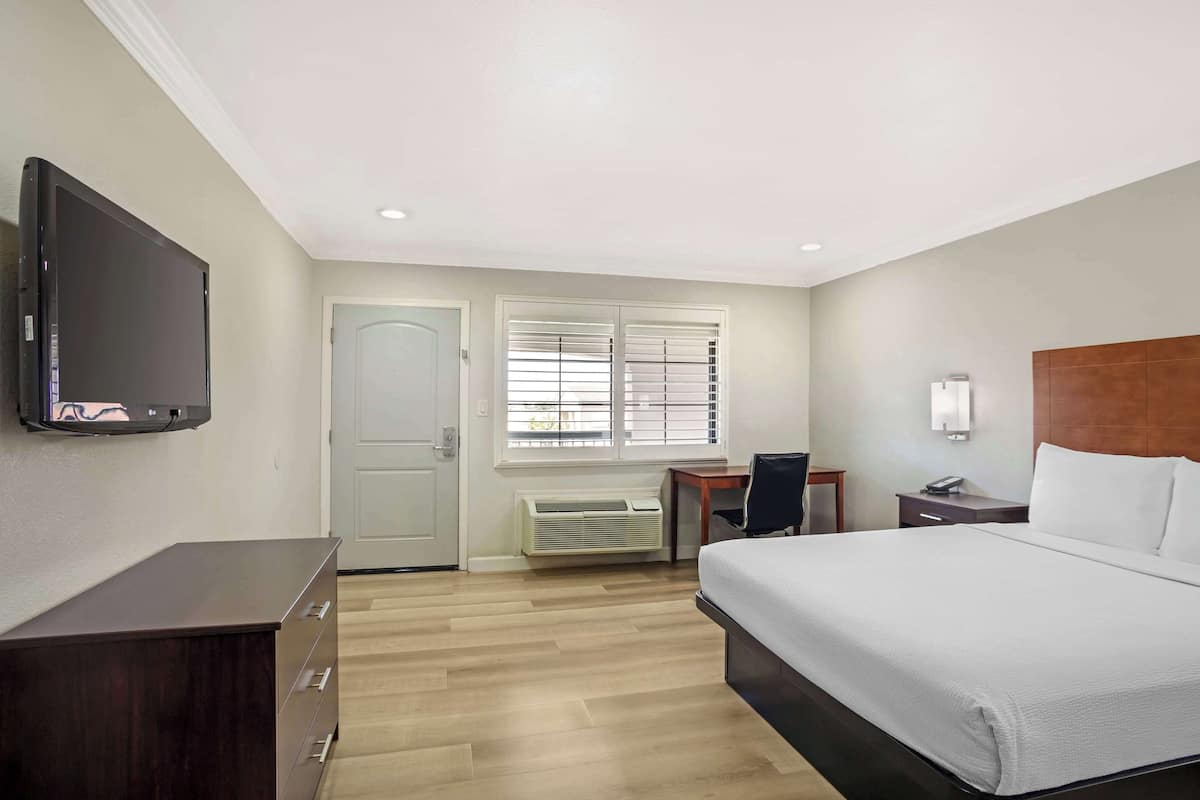 Premium bedding, in-room safe, blackout drapes, iron/ironing board