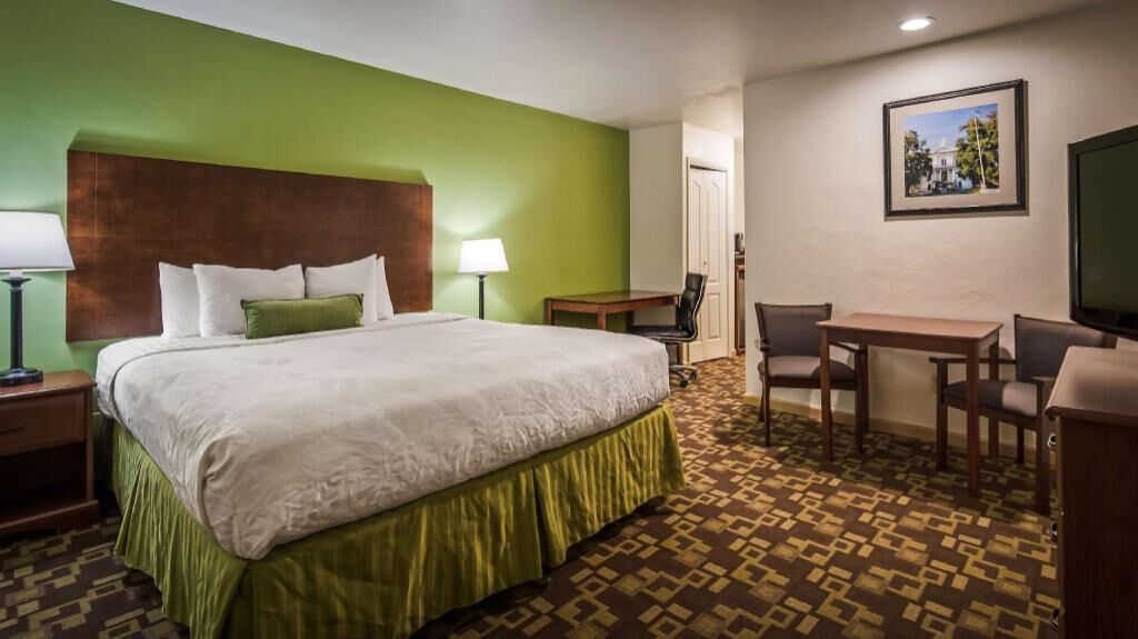 Premium bedding, in-room safe, blackout drapes, iron/ironing board
