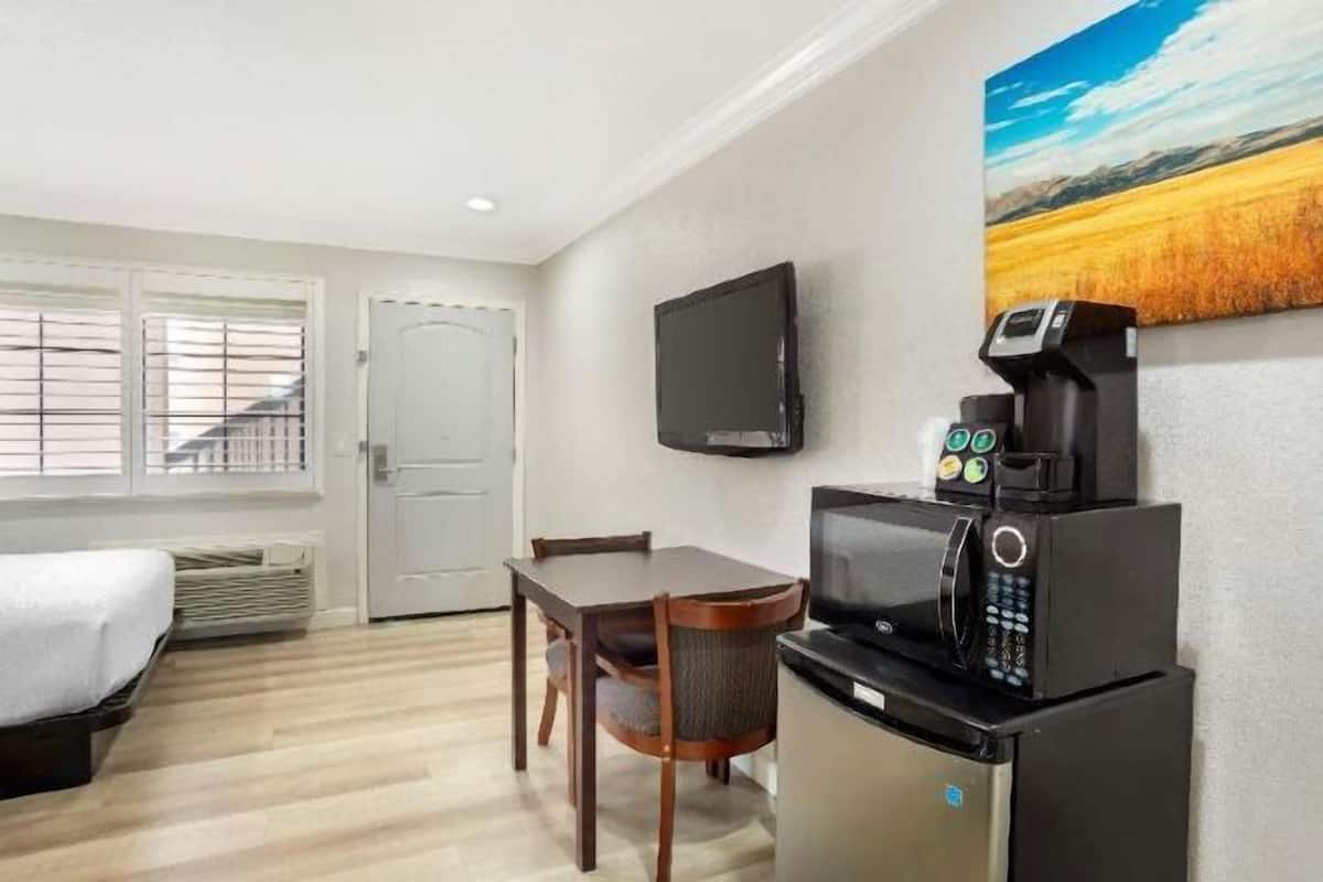 Hochwertige Bettwaren, Zimmersafe, Verdunkelungsvorhänge